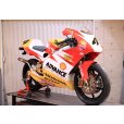 画像2: T2Racing制作 HONDA NSR250R MC21 【 ADVANCE　’99　宇川徹　レプリカ 】 フルカスタム車両  (2)